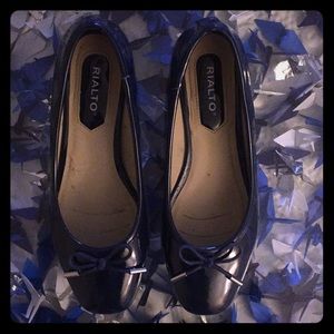 Navy blue patent leather like ballet flats w bow